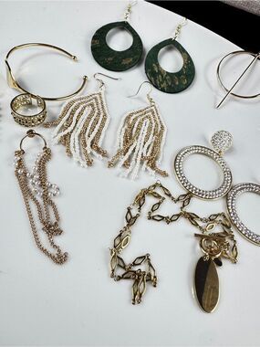 8 Piece LOT GOLD TONE
